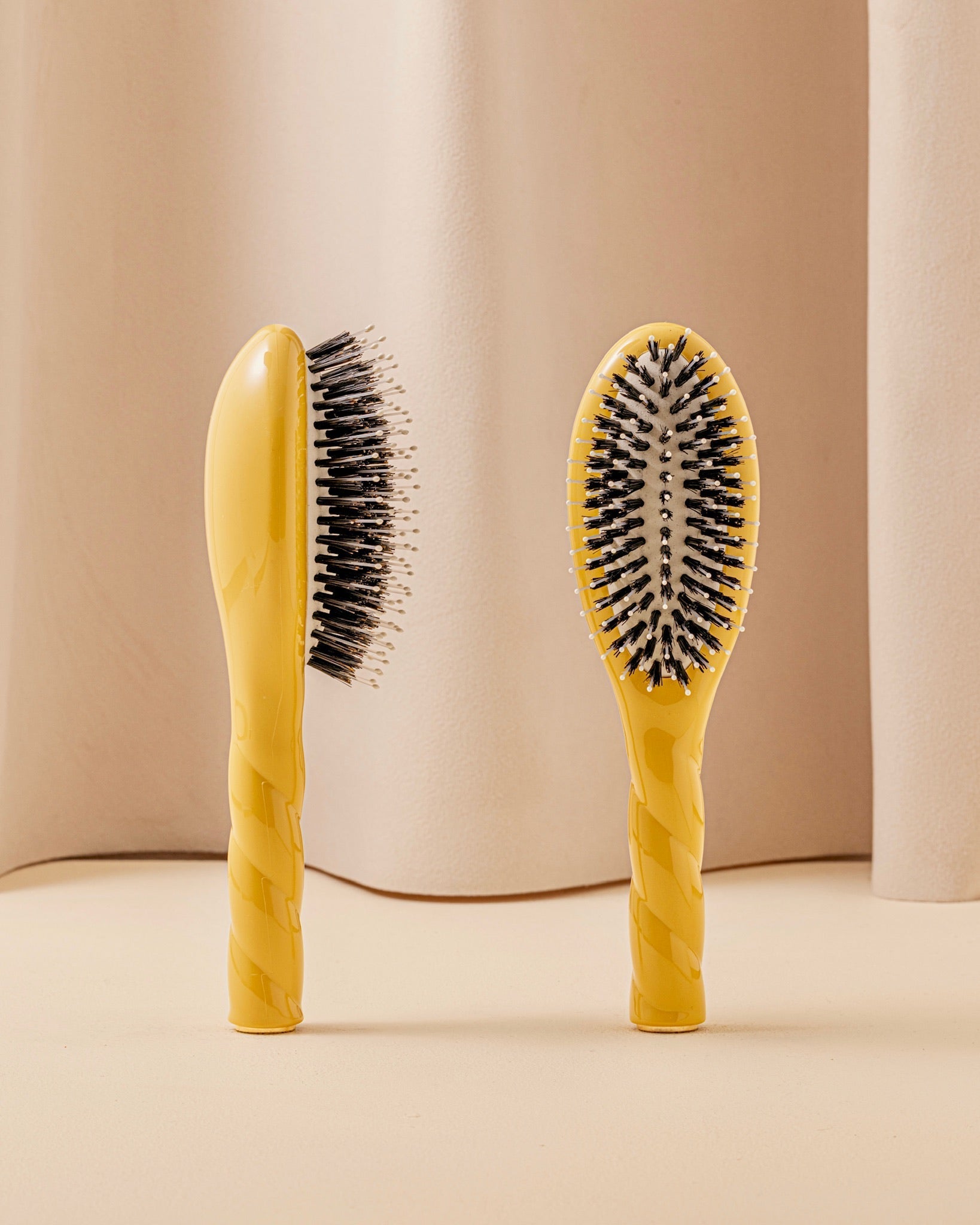 N.03 La Petite Brosse Cuir Chevelu Sensible l'Indispensable Douceur Jaune Safran