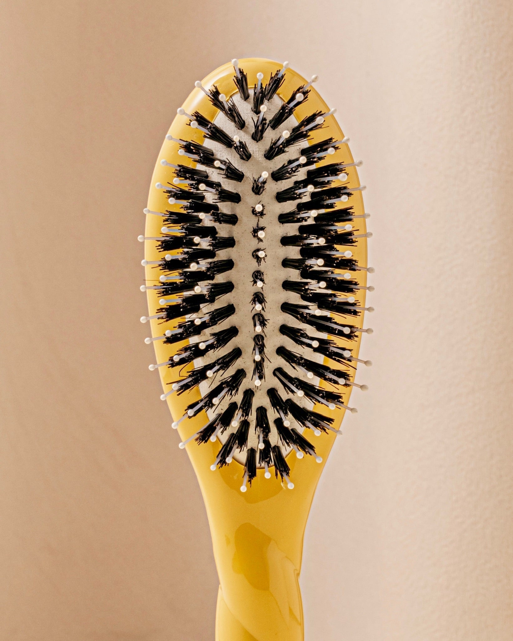 N.03 La Petite Brosse Cuir Chevelu Sensible l'Indispensable Douceur Jaune Safran