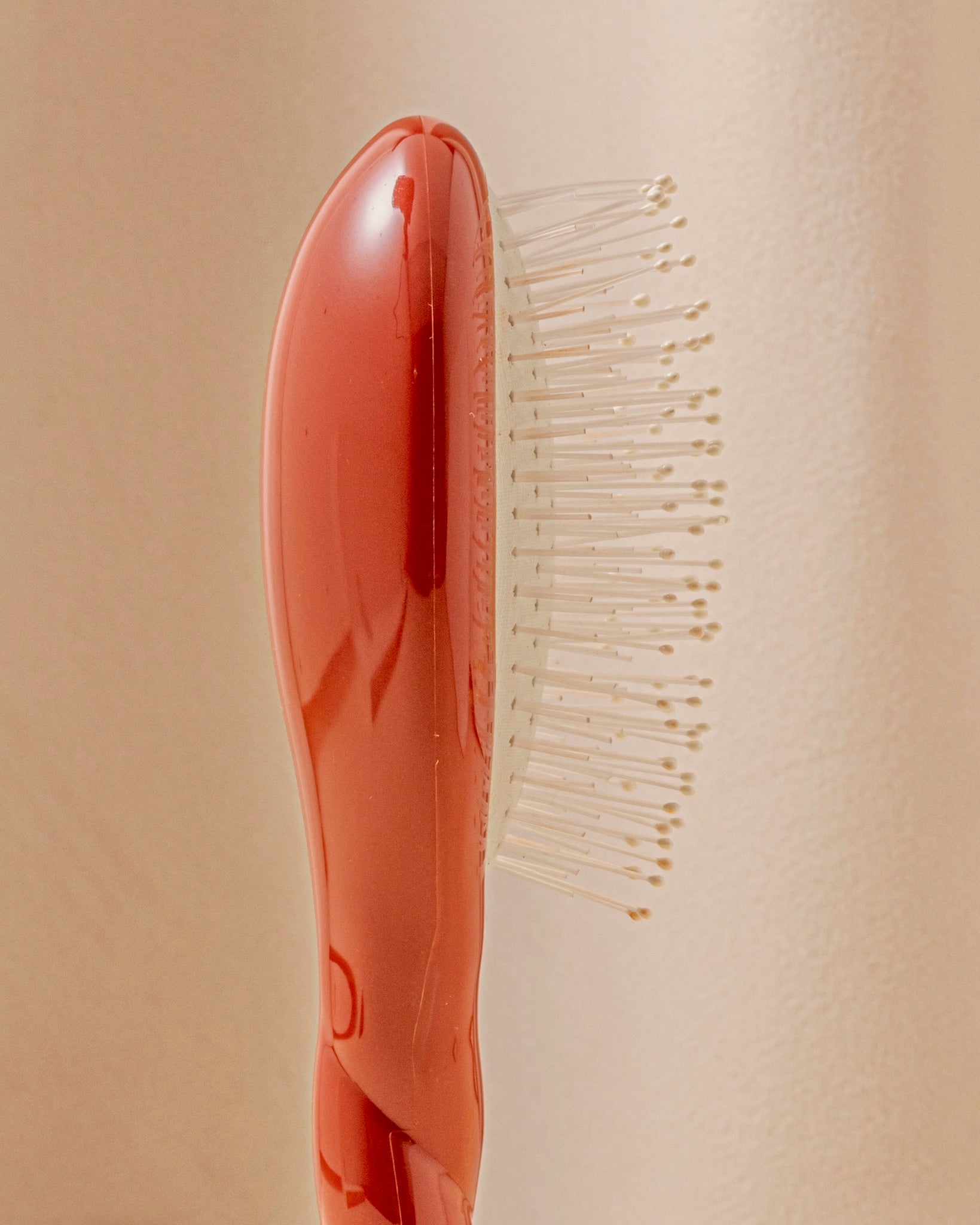 N.04 La Petite Brosse Démêlante & Massante La Miracle Terre Battue