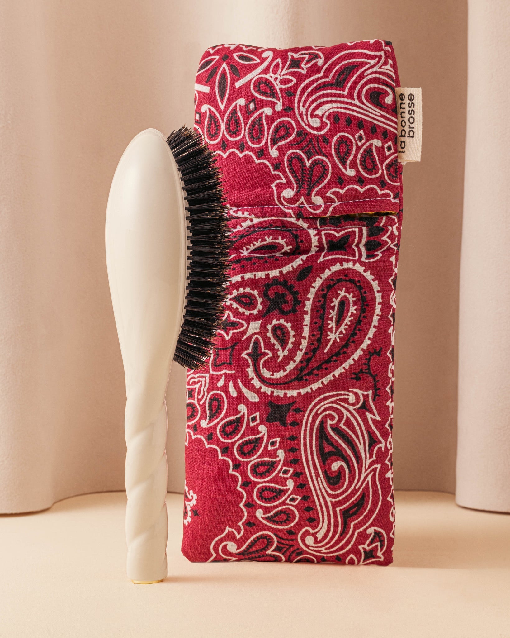 Call It By Your Name x La Bonne Brosse Pochette Grande Brosse Rouge Cerise