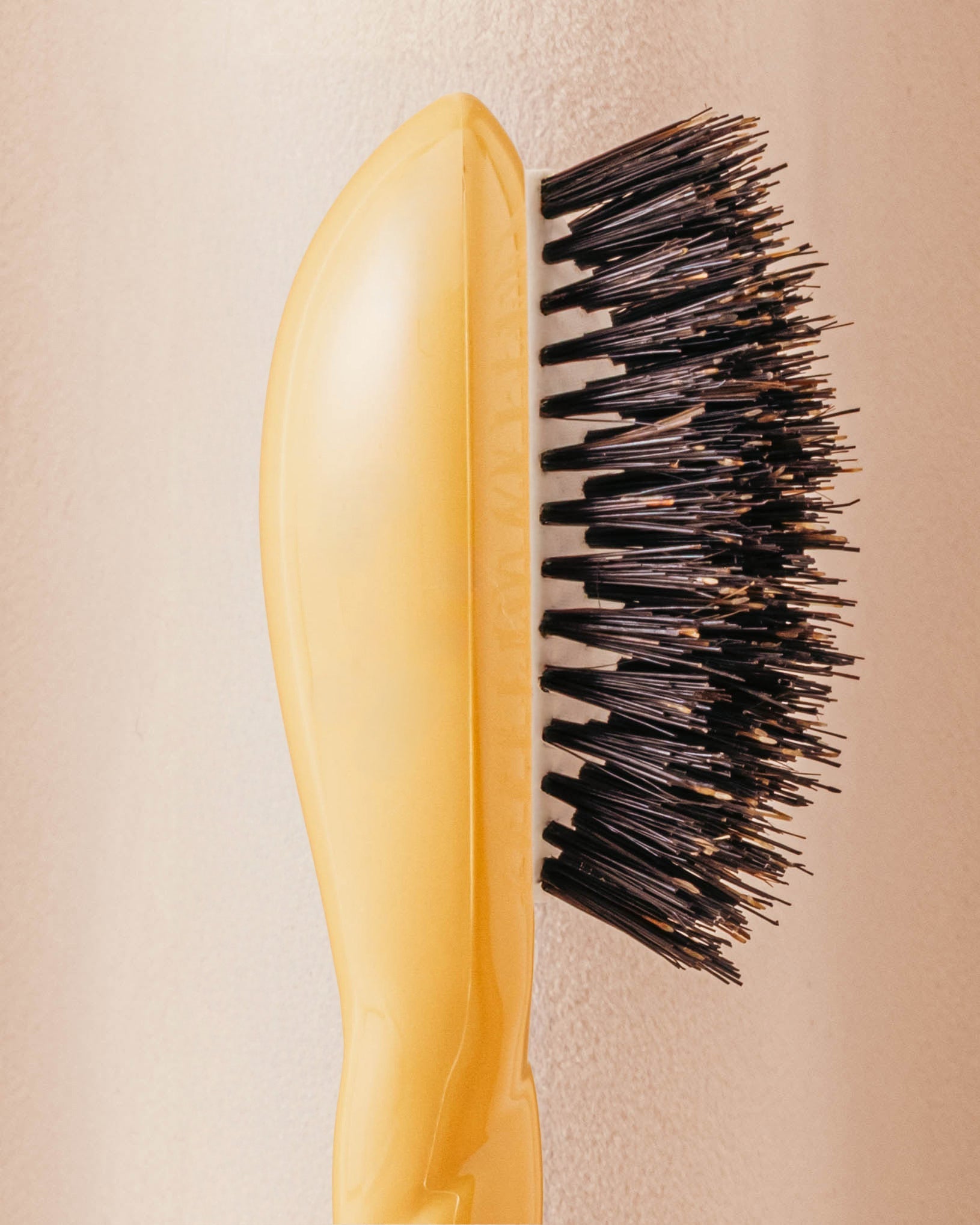 N.01 La Micro Brosse Brillance & Soin l’Universelle Jaune Safran