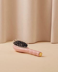 N.03 La Petite Brosse Cuir Chevelu Sensible l'Indispensable Douceur Rose Poudré