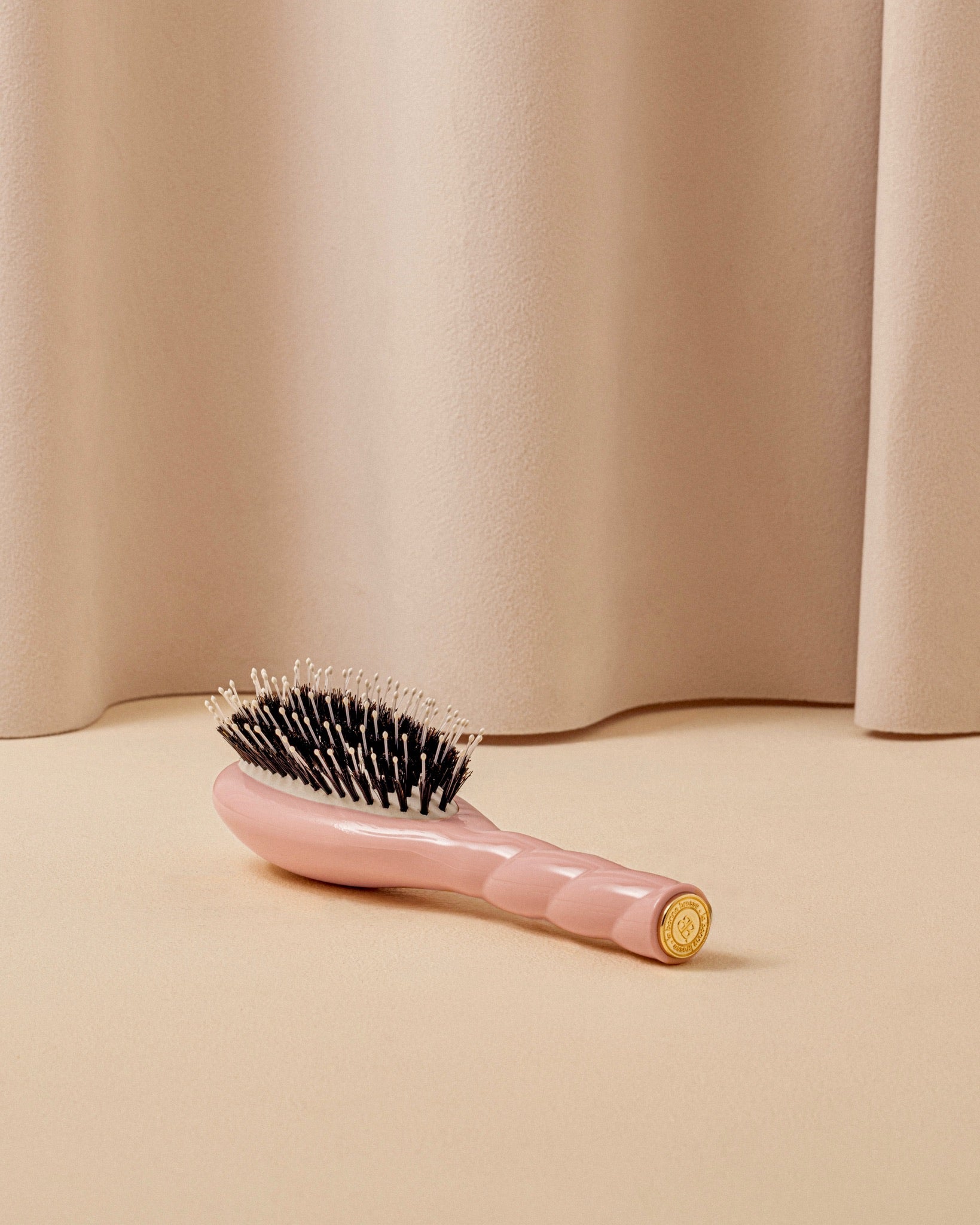 N.03 La Petite Brosse Cuir Chevelu Sensible l'Indispensable Douceur Rose Poudré