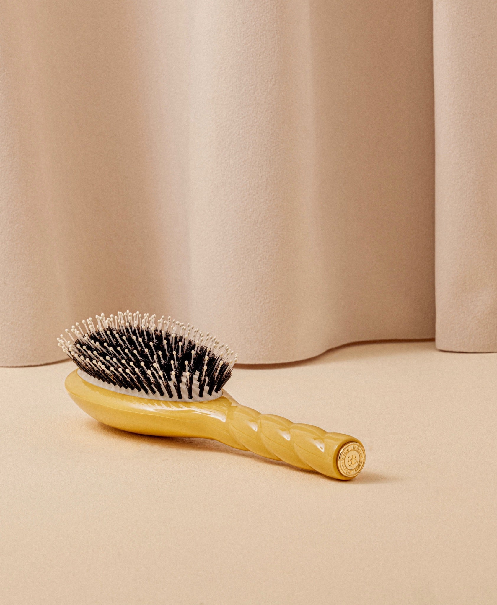 N.03 La Brosse Cuir Chevelu Sensible l'Indispensable Douceur Jaune Safran