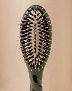 N.03 La Petite Brosse Cuir Chevelu Sensible l'Indispensable Douceur Vert Emeraude