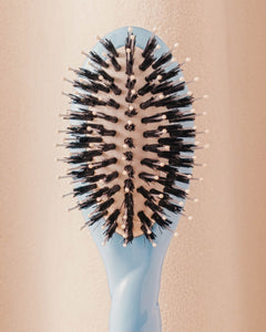 N.03 La Micro Brosse Cuir Chevelu Sensible l'Indispensable Douceur Bleu Ciel