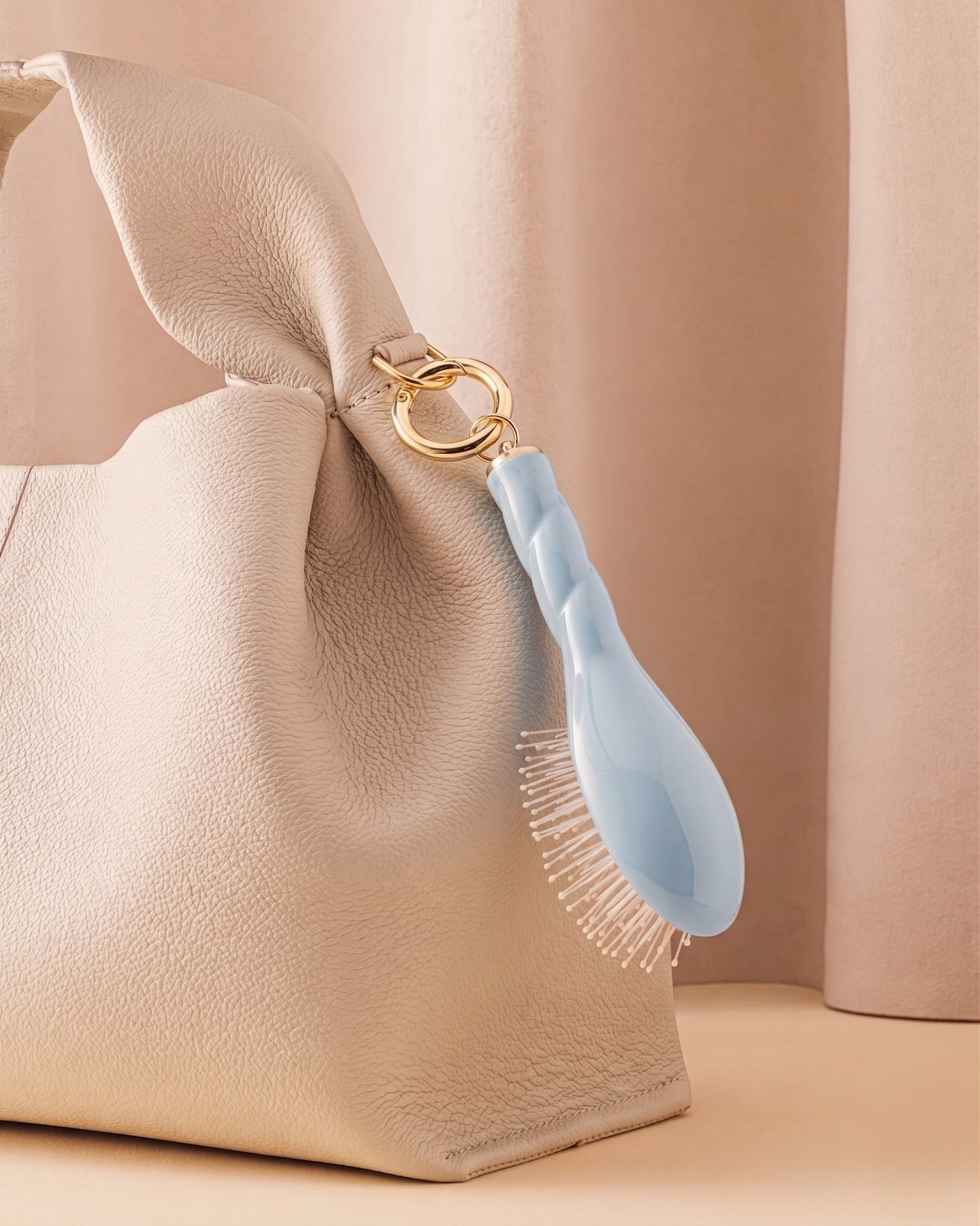 N.04 La Micro Brosse Démêlante & Massante La Miracle Bleu Ciel