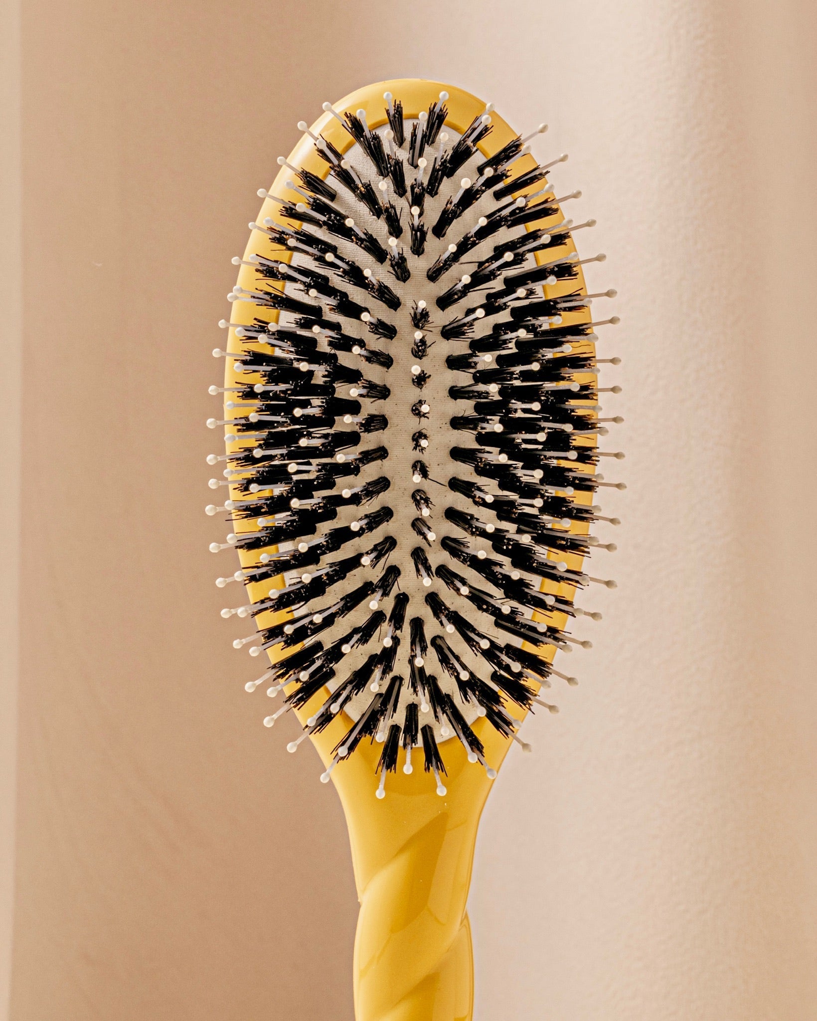 N.03 La Brosse Cuir Chevelu Sensible l'Indispensable Douceur Jaune Safran