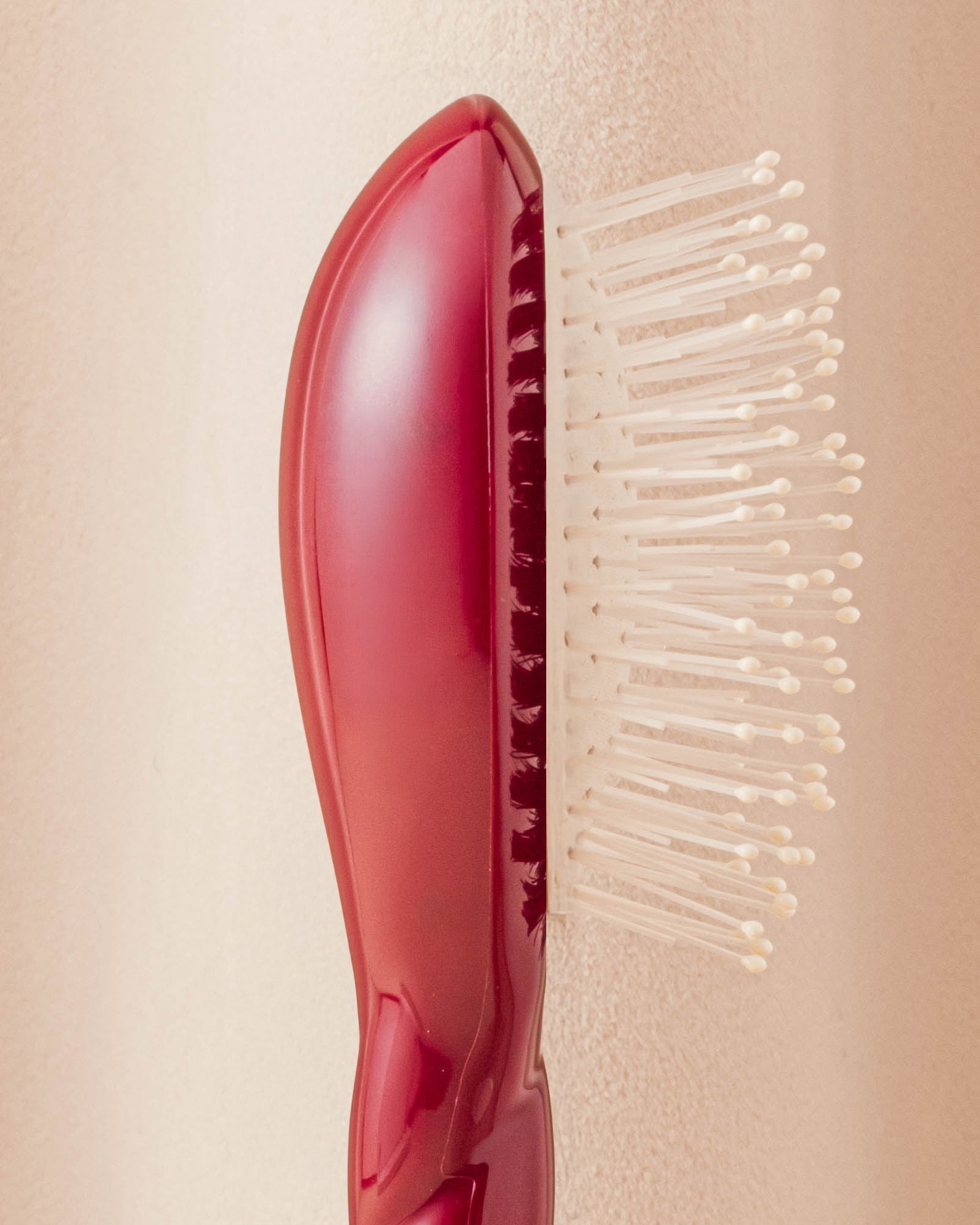 N.04 La Micro Brosse Démêlante & Massante La Miracle Rouge Cerise