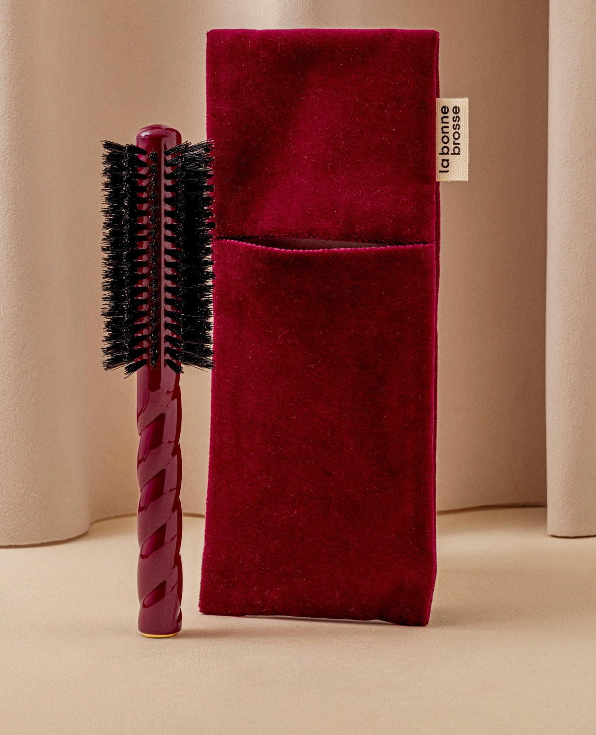 La Pochette "Brosse Ronde" Rouge Cerise
