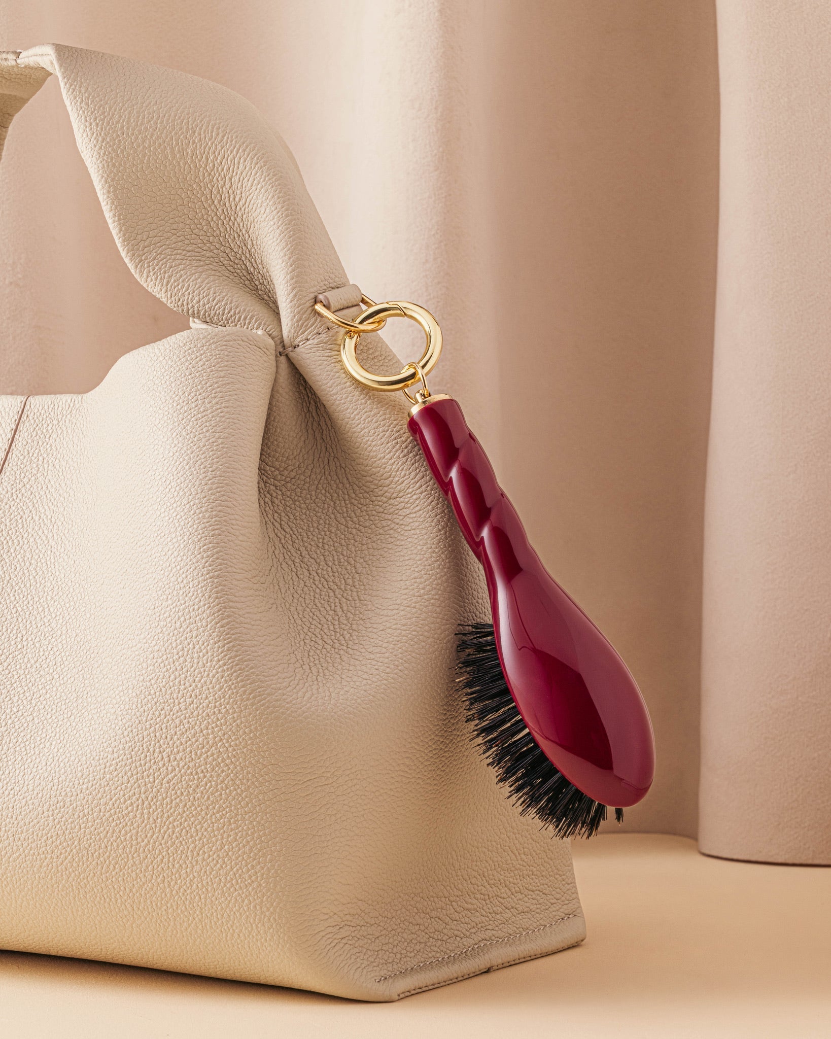 N.01 La Micro Brosse Brillance & Soin l’Universelle Rouge Cerise