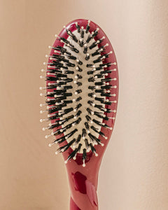 N.03 La Petite Brosse Cuir Chevelu Sensible l'Indispensable Douceur Rouge Cerise
