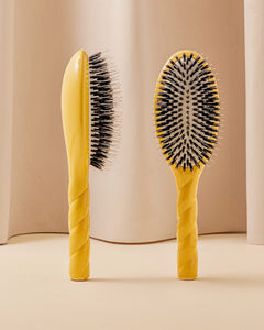 N.02 La Brosse Démêlante & Soin l'Indispensable Jaune Safran