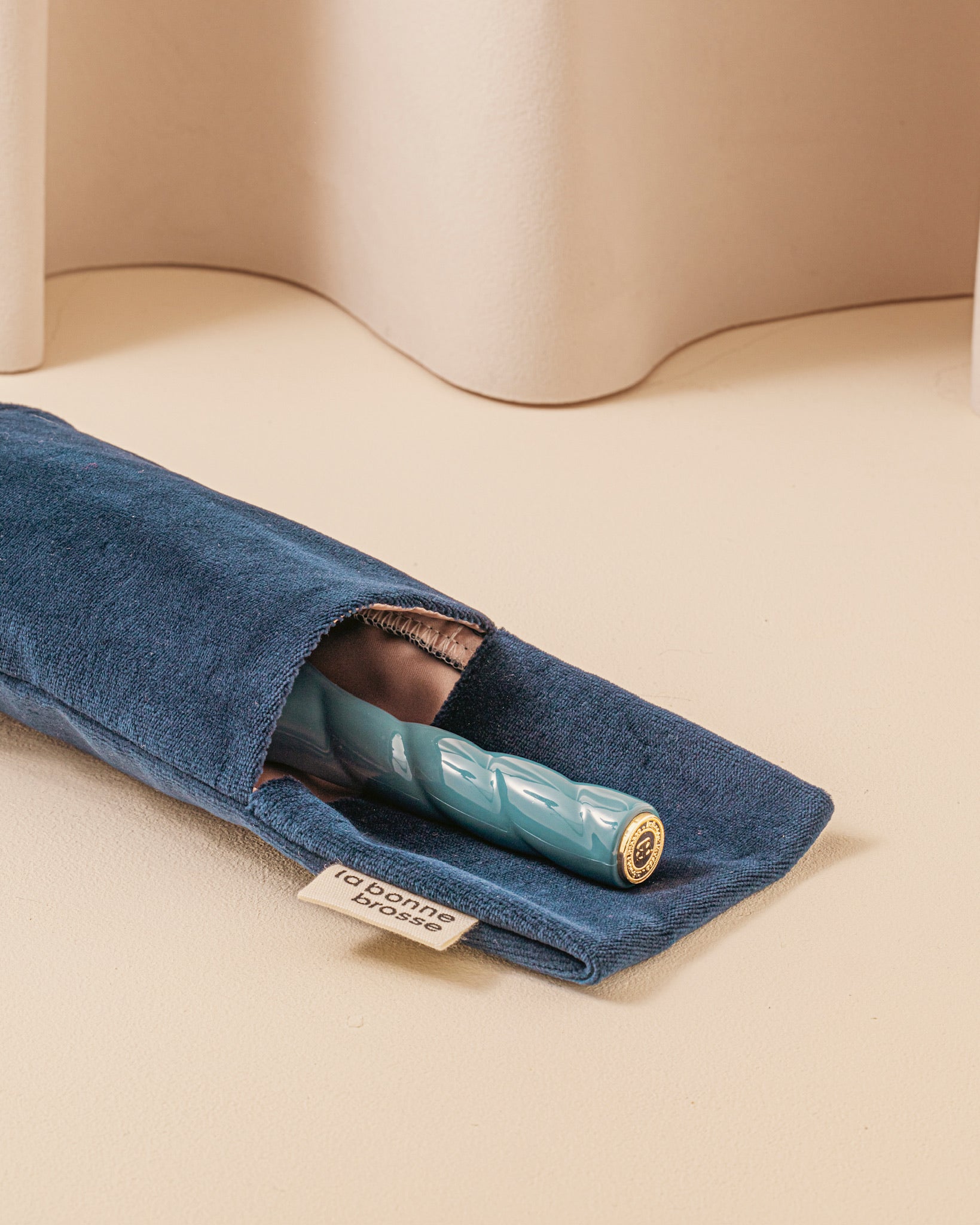 N.03 La Brosse Cuir Chevelu Sensible l'Indispensable Douceur Bleu Encre