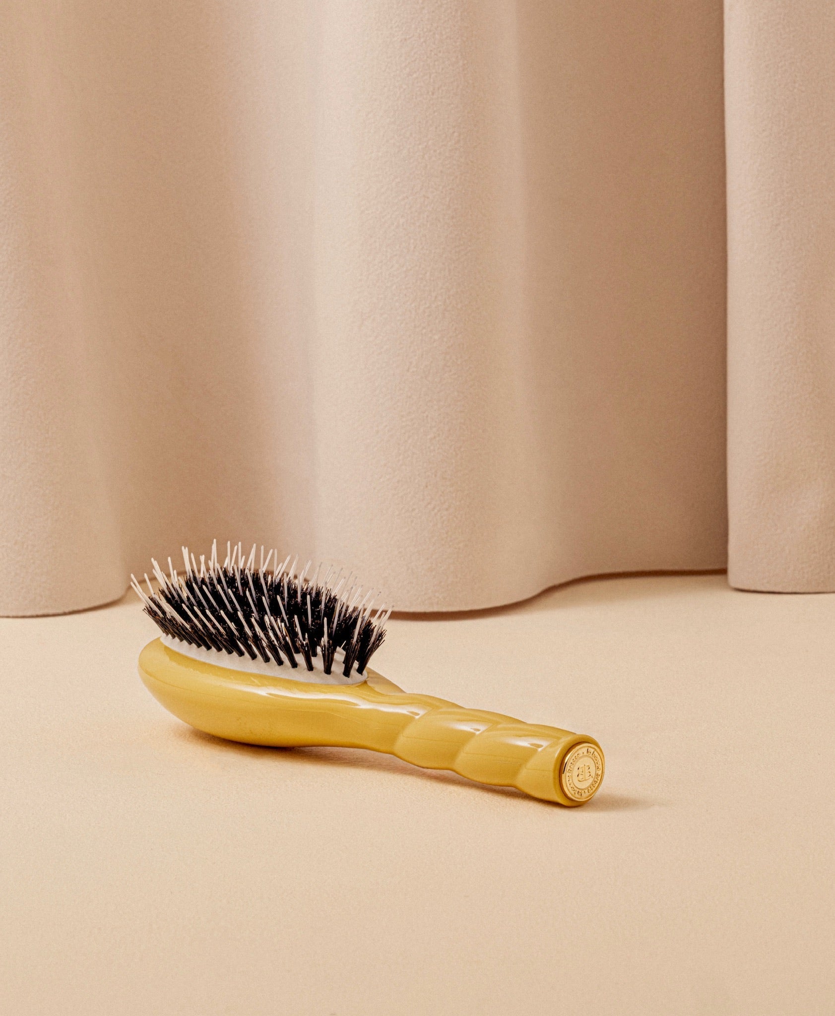 N.02 La Petite Brosse Démêlante & Soin l'Indispensable Jaune Safran