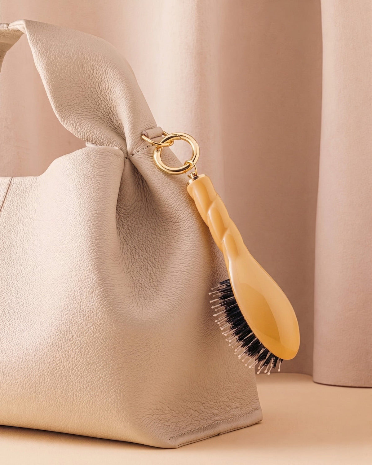 N.03 La Micro Brosse Cuir Chevelu Sensible l'Indispensable Douceur Jaune Safran