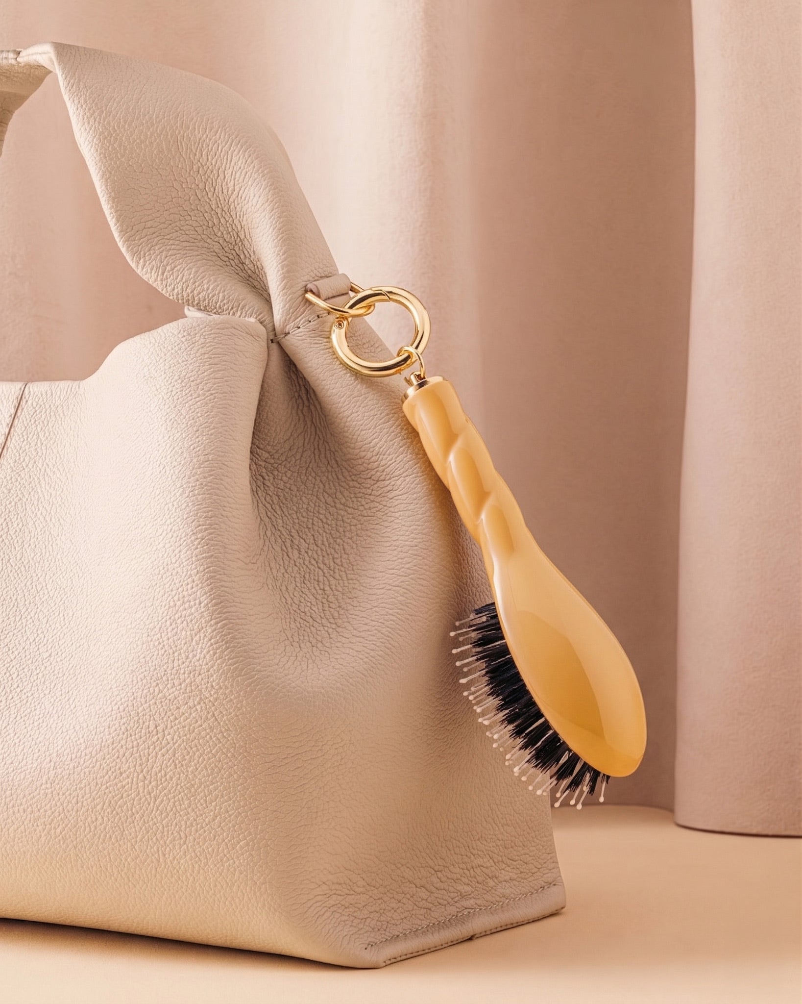 N.03 La Micro Brosse Cuir Chevelu Sensible l'Indispensable Douceur Jaune Safran