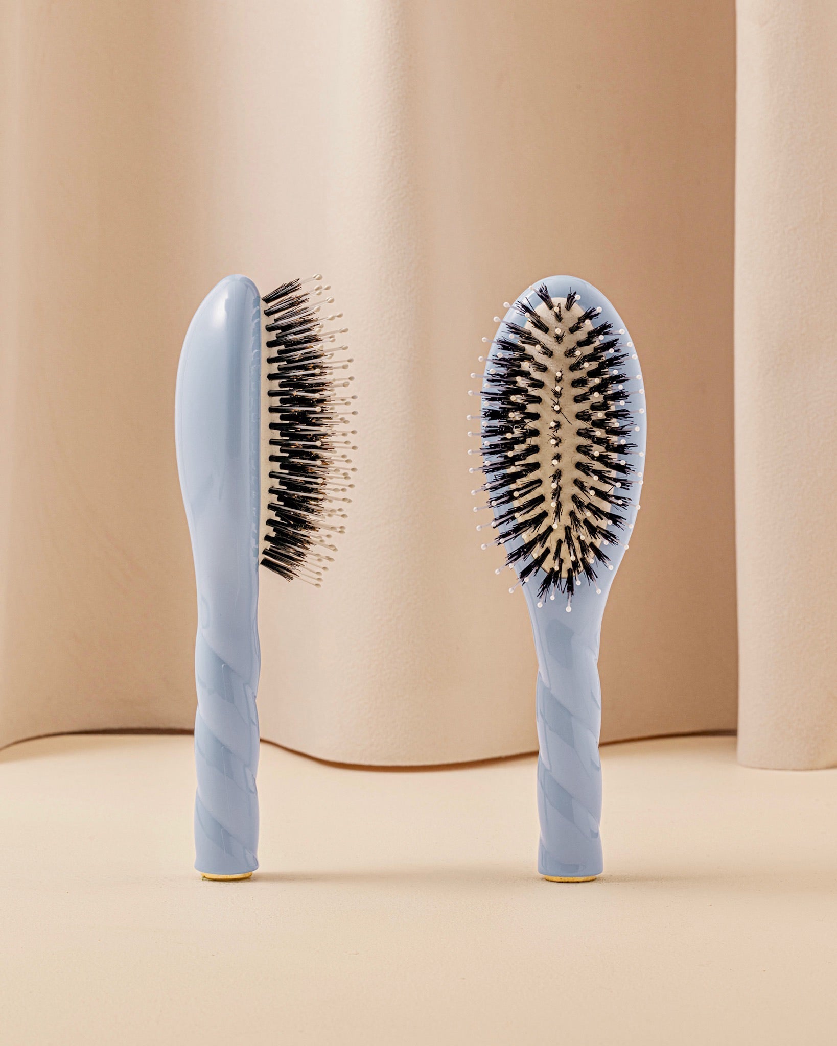 N.03 La Petite Brosse Cuir Chevelu Sensible l'Indispensable Douceur Bleu Ciel