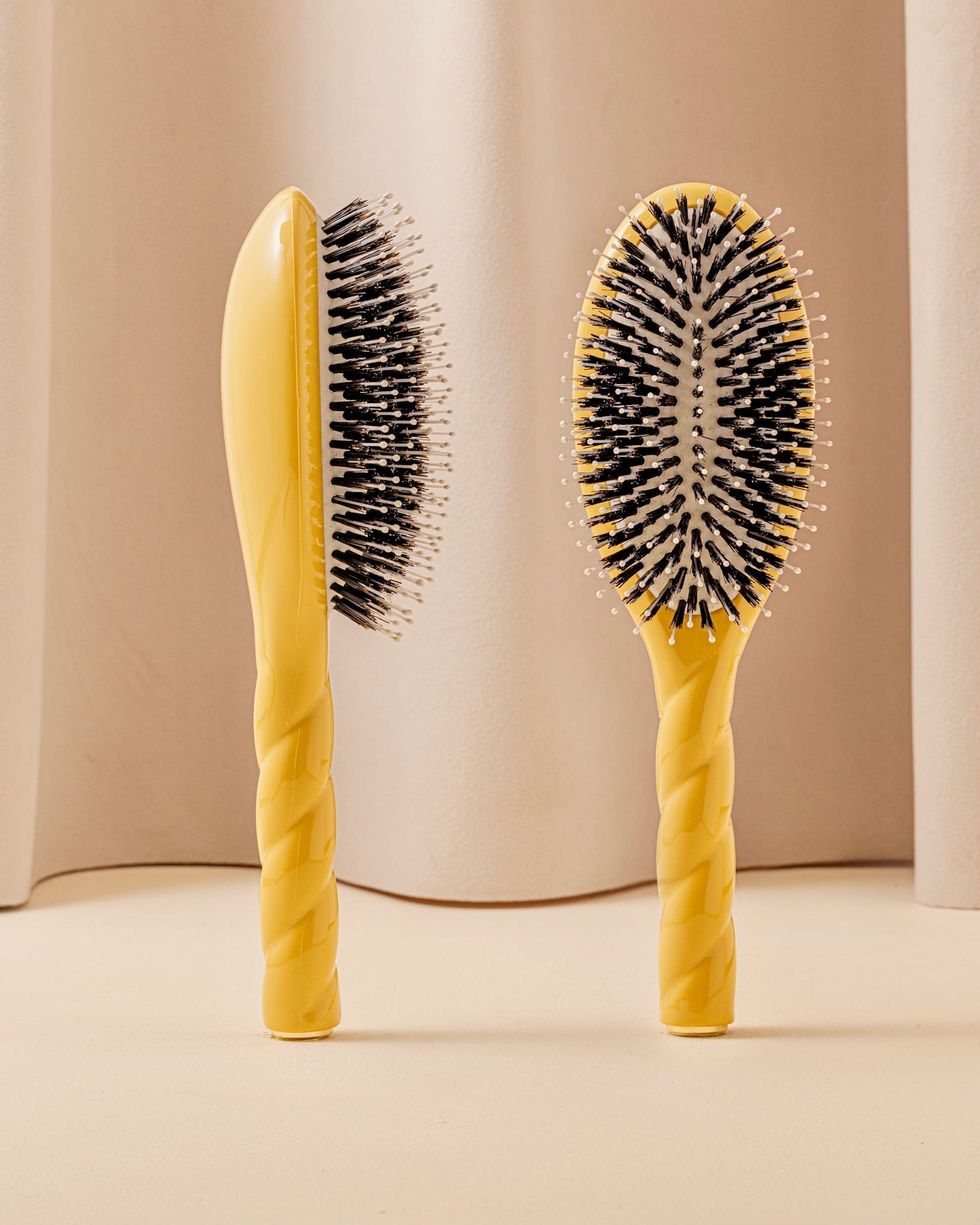 N.03 La Brosse Cuir Chevelu Sensible l'Indispensable Douceur Jaune Safran
