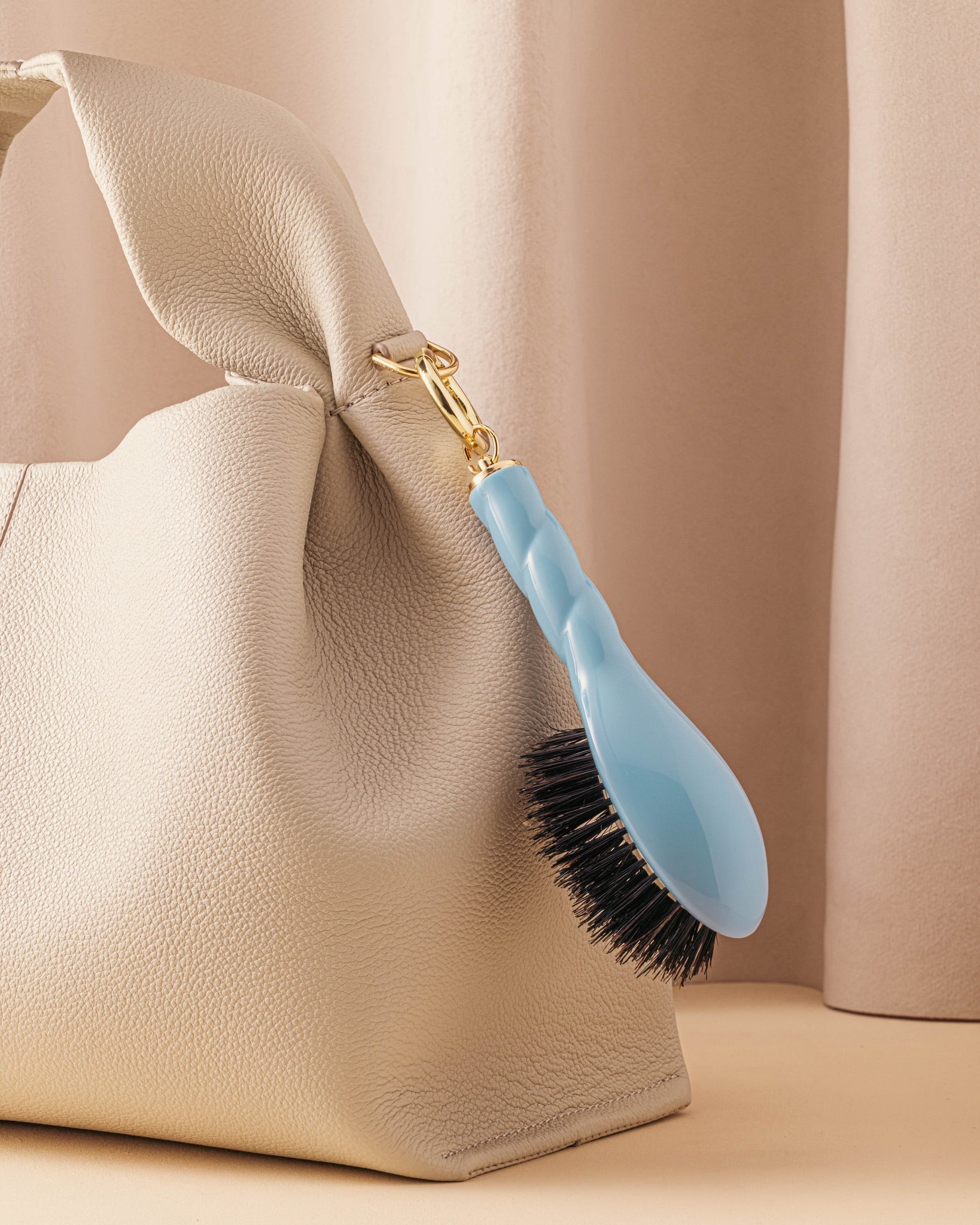 N.01 La Micro Brosse Brillance & Soin l’Universelle Bleu Ciel