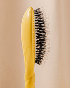 N.02 La Brosse Démêlante & Soin l'Indispensable Jaune Safran