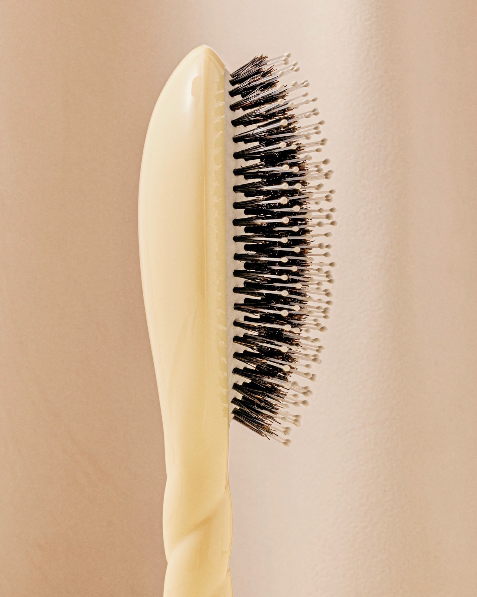 N.03 La Brosse Cuir Chevelu Sensible l'Indispensable Douceur Ivoire Cair