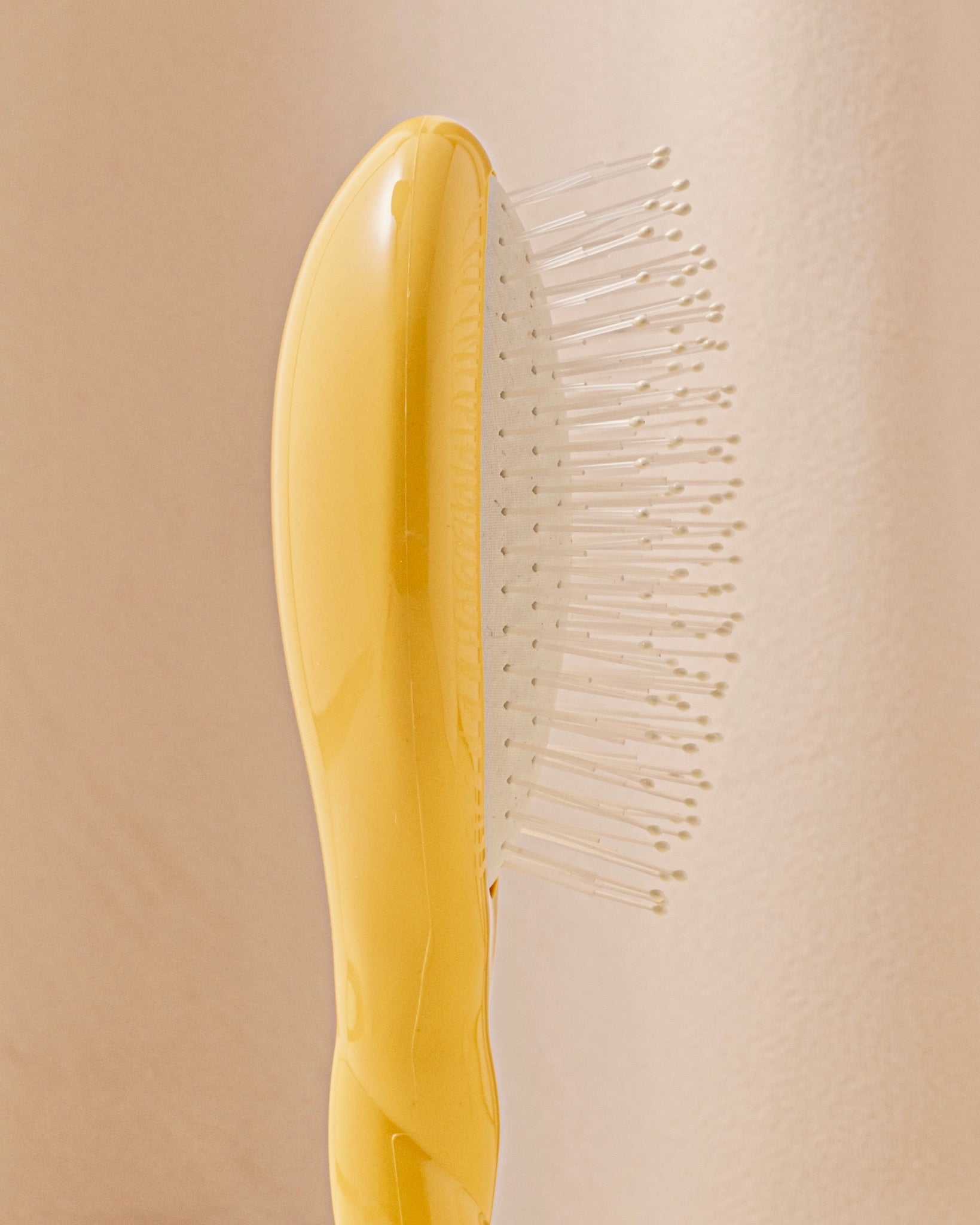 N.04 La Petite Brosse Démêlante & Massante La Miracle Jaune Safran