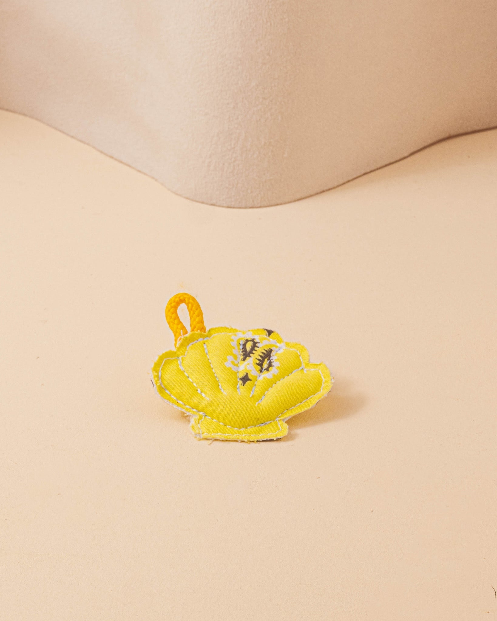 Call It By Your Name x La Bonne Brosse Charms Coquillage Jaune Pale