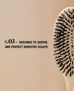 N.03 La Brosse Cuir Chevelu Sensible l'Indispensable Douceur Blanc Crème