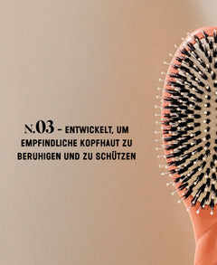 N.03 La Brosse Cuir Chevelu Sensible l'Indispensable Douceur Corail