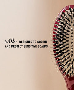 N.03 La Brosse Cuir Chevelu Sensible l'Indispensable Douceur Rouge Cerise