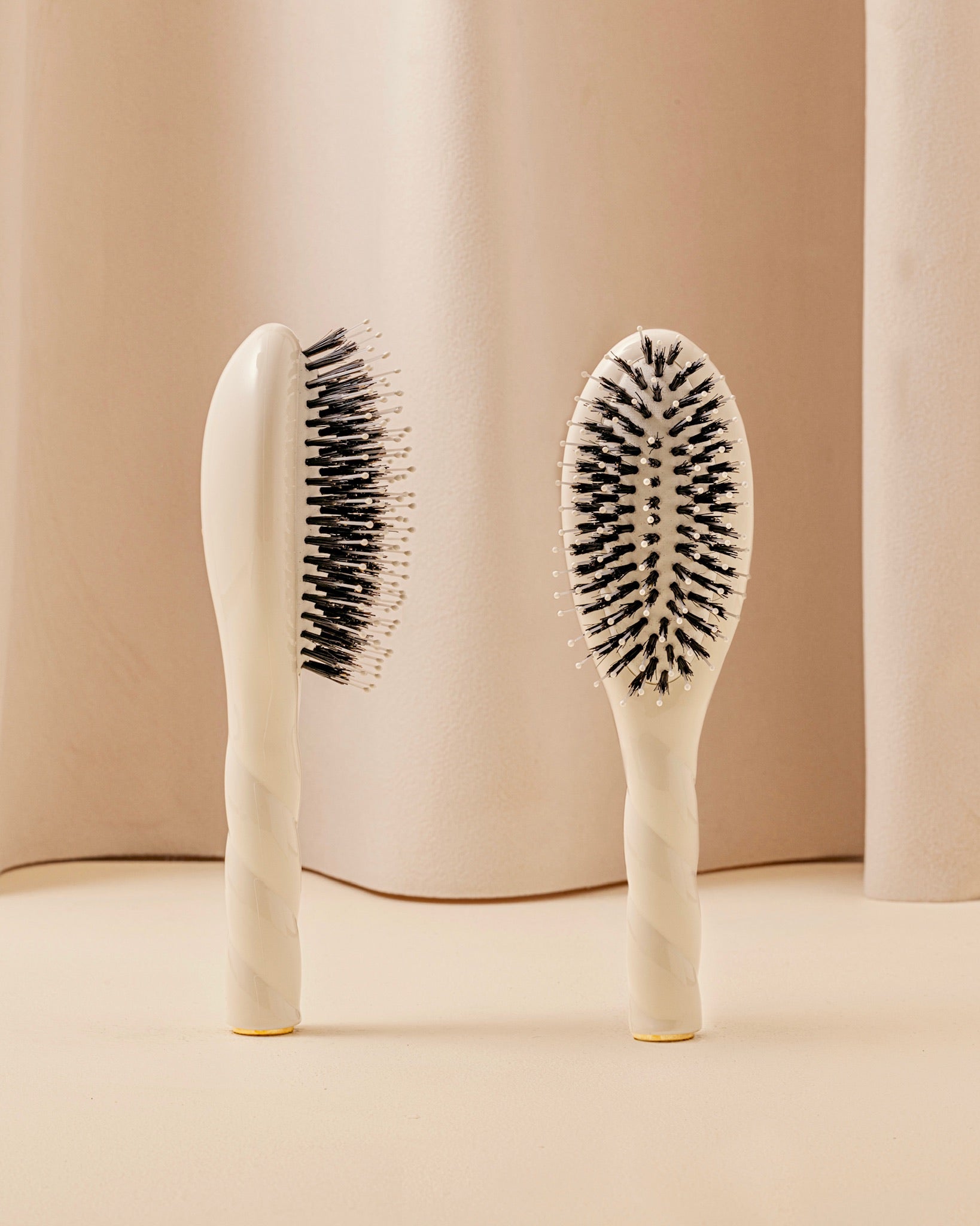 N.03 La Petite Brosse Cuir Chevelu Sensible l'Indispensable Douceur Blanc Crème