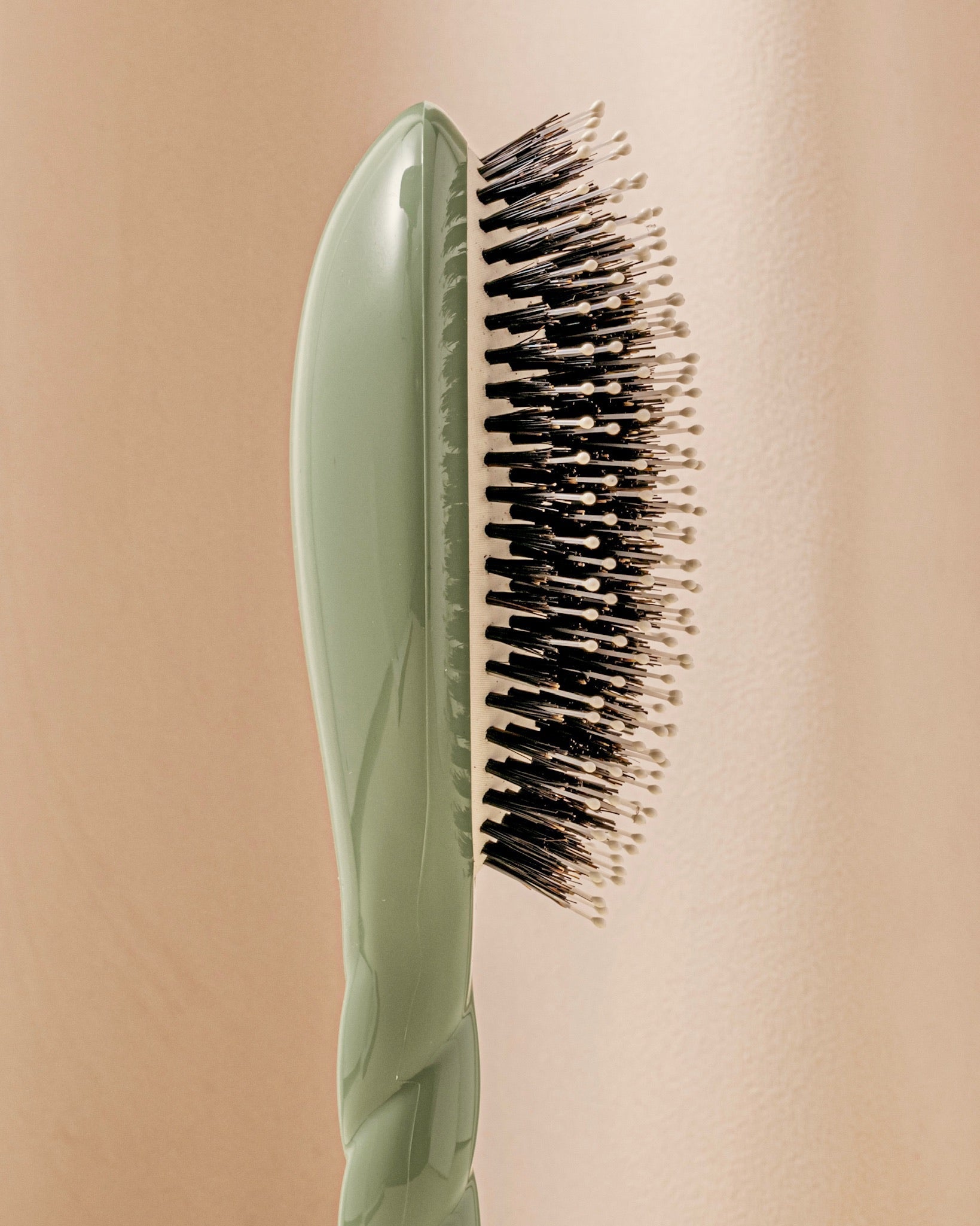 N.03 La Brosse Cuir Chevelu Sensible l'Indispensable Douceur Vert Amande