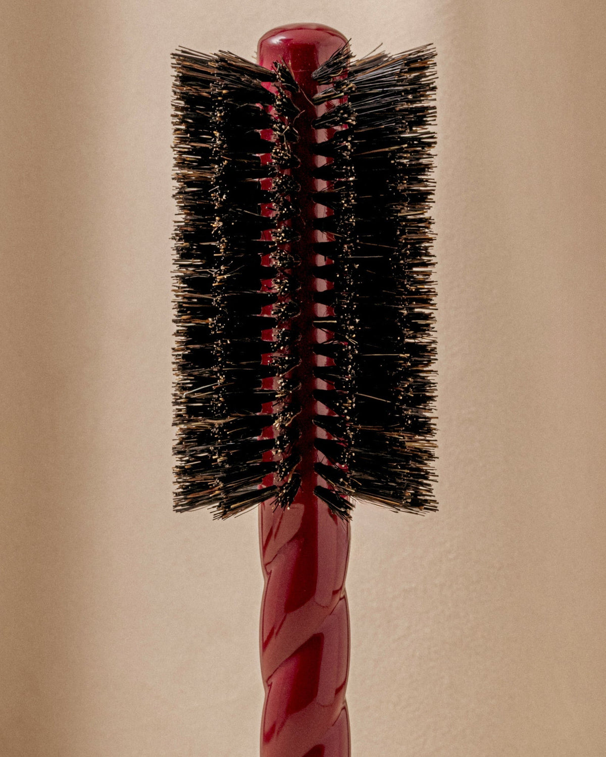 N.08 La Brosse Ronde Brushing Longueur & Mouvement Rouge Cerise