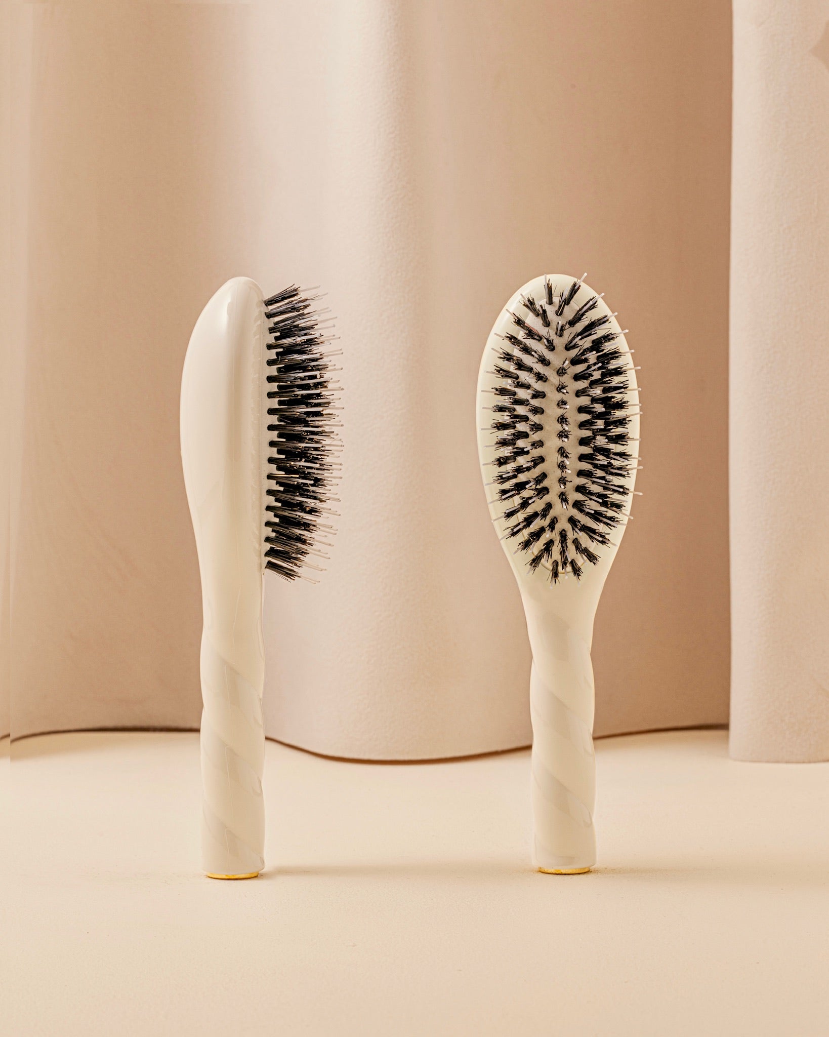 N.02 La Petite Brosse Démêlante & Soin l'Indispensable Blanc Crème