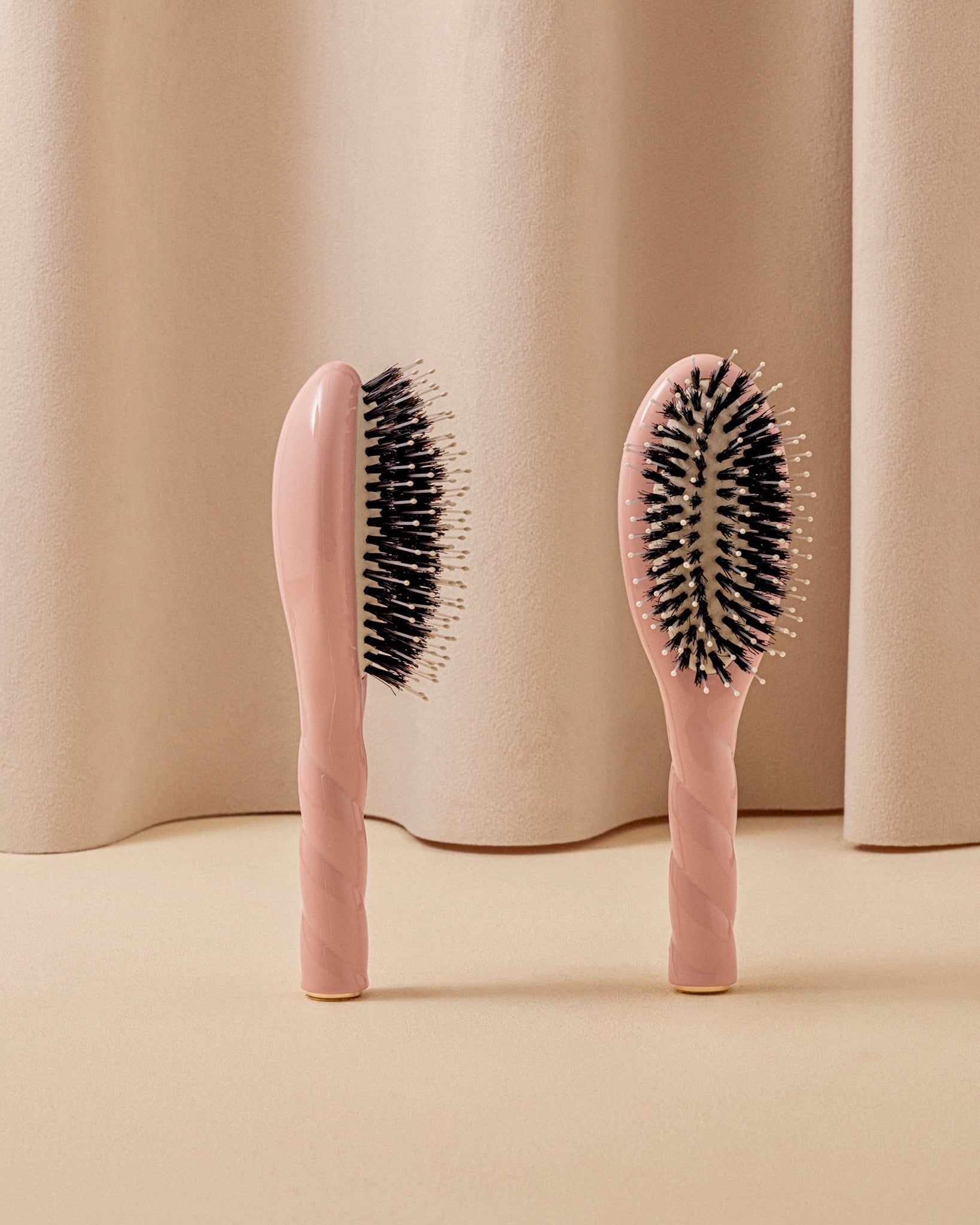 N.03 La Petite Brosse Cuir Chevelu Sensible l'Indispensable Douceur Rose Poudré