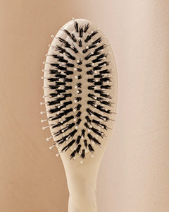 N.03 La Petite Brosse Cuir Chevelu Sensible l'Indispensable Douceur Blanc Crème
