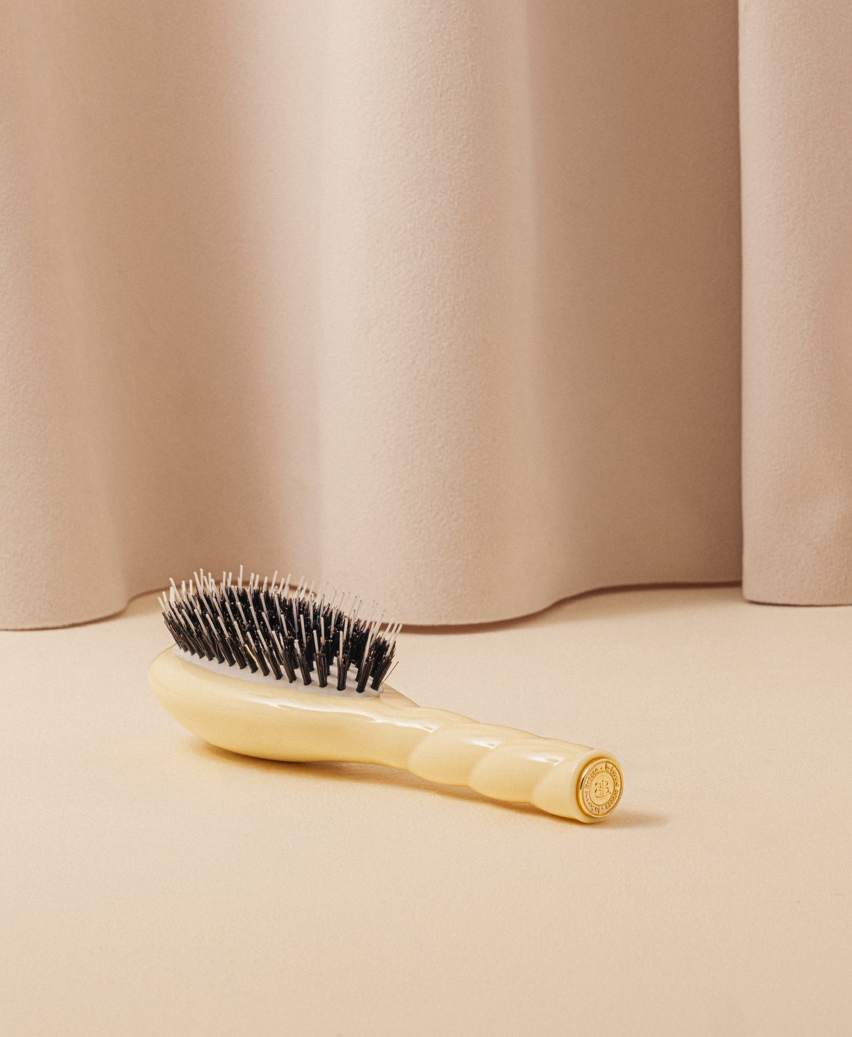 N.02 La Petite Brosse Démêlante & Soin l'Indispensable Ivoire Cair