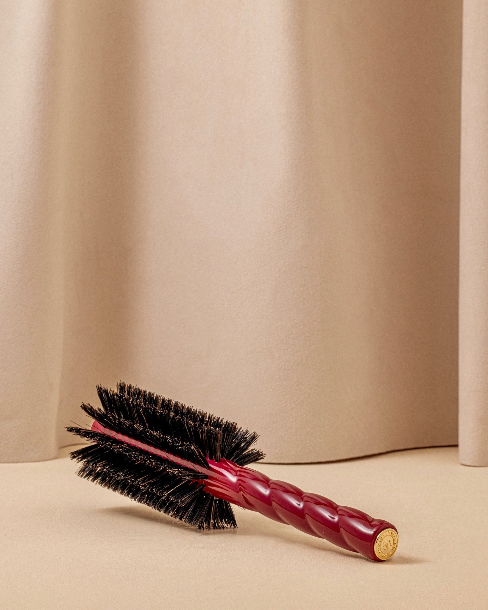 N.08 La Brosse Ronde Brushing Longueur & Mouvement Rouge Cerise