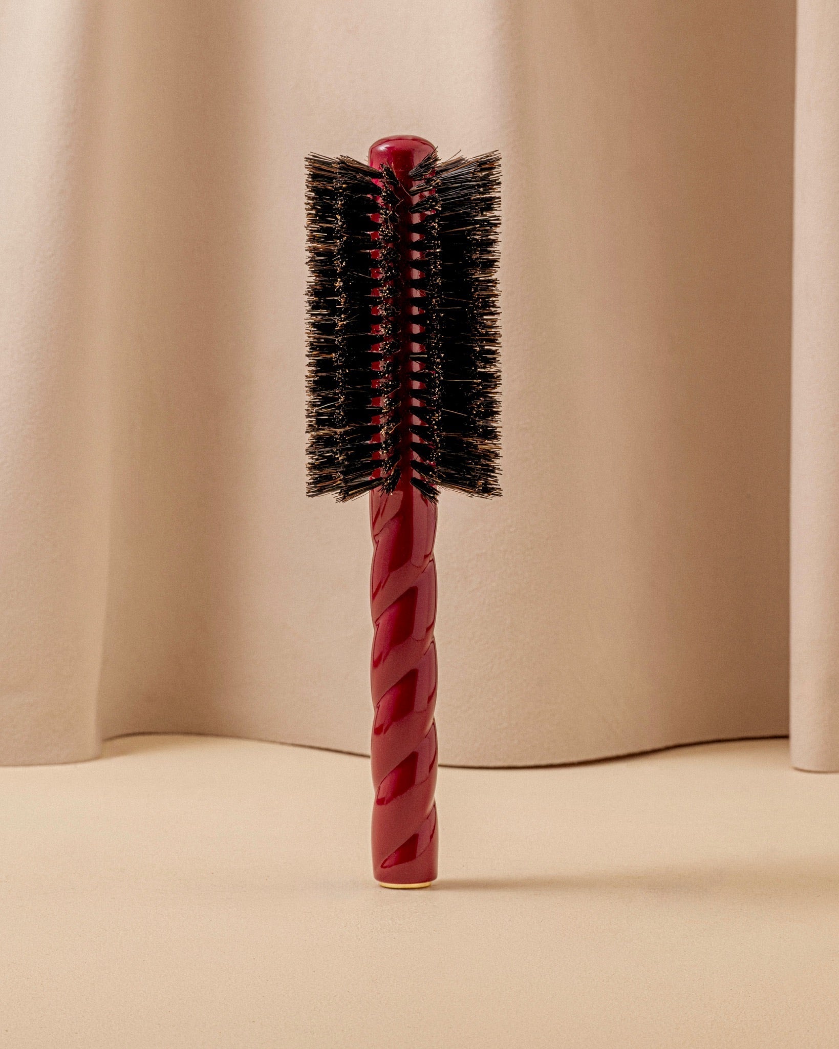 N.08 La Brosse Ronde Brushing Longueur & Mouvement Rouge Cerise