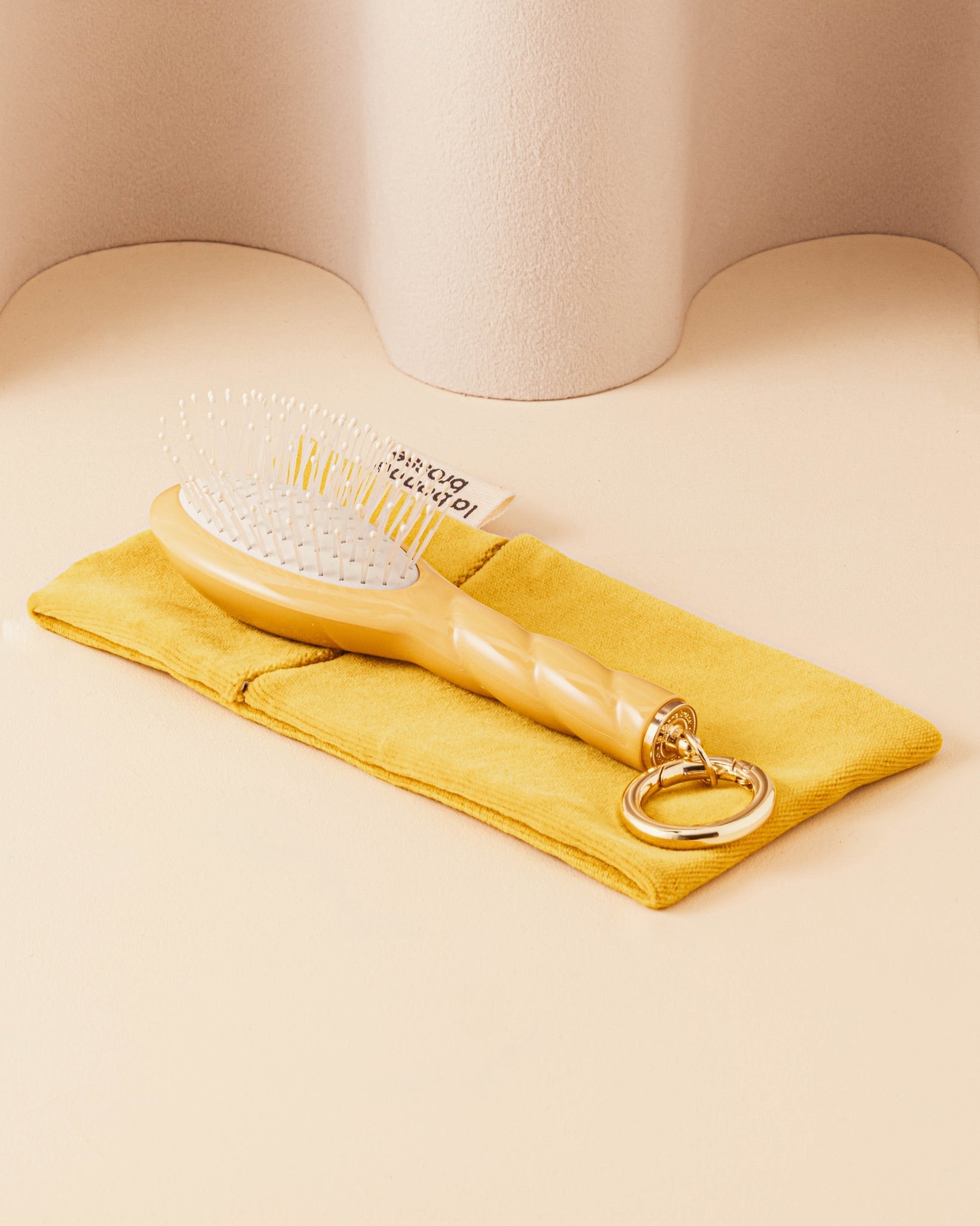N.04 La Micro Brosse Démêlante & Massante La Miracle Jaune Safran