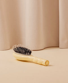 N.03 La Petite Brosse Cuir Chevelu Sensible l'Indispensable Douceur Ivoire Cair