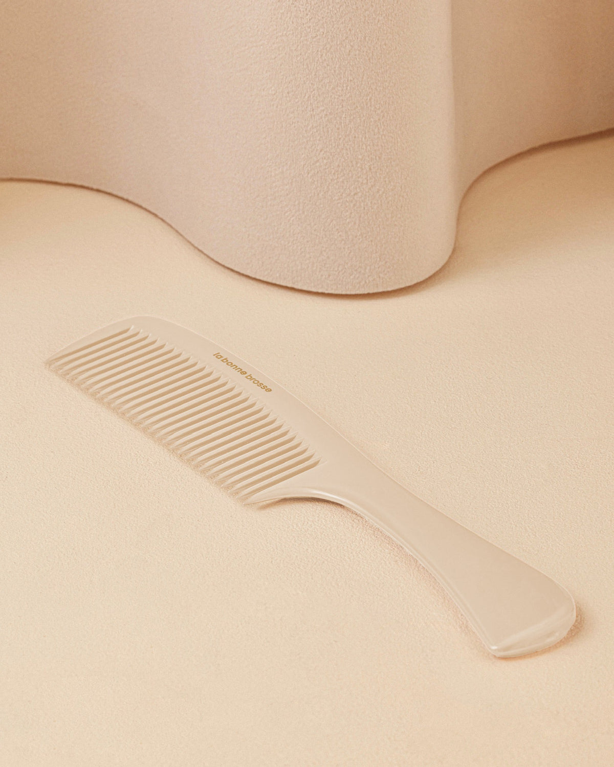 Le Peigne à Manche Démêlant en Acétate Blanc Crème
