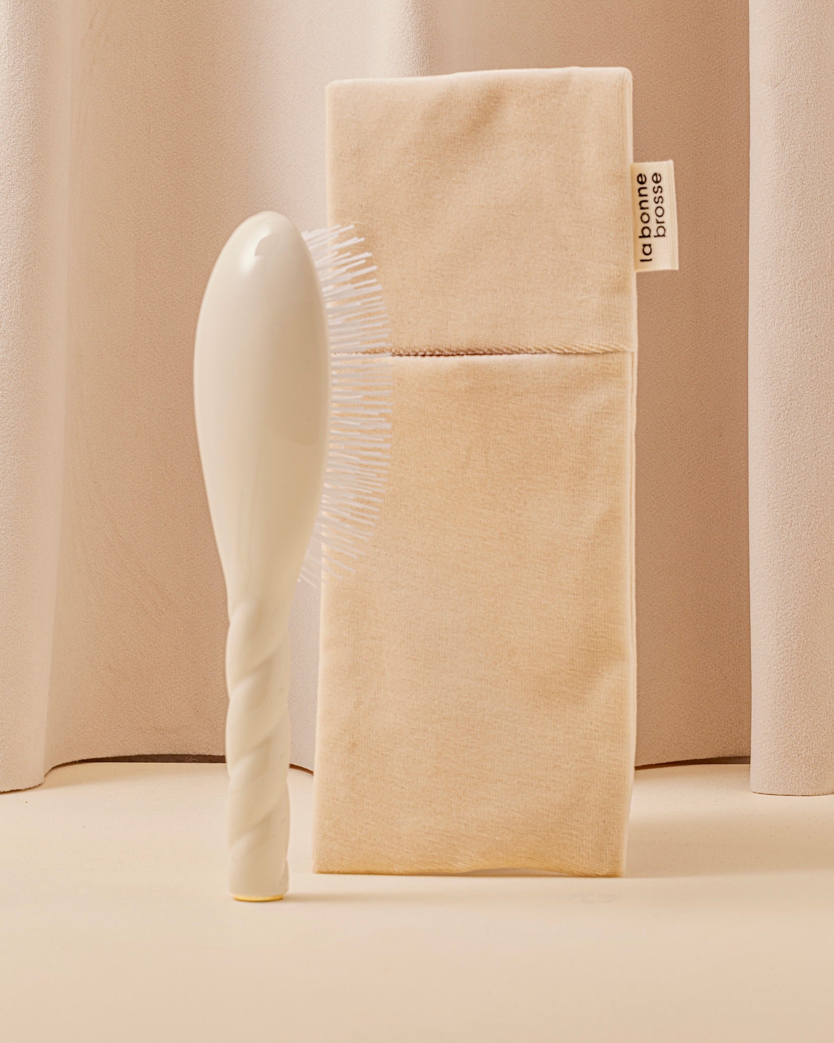 La Pochette "Grande Brosse" Blanc Crème